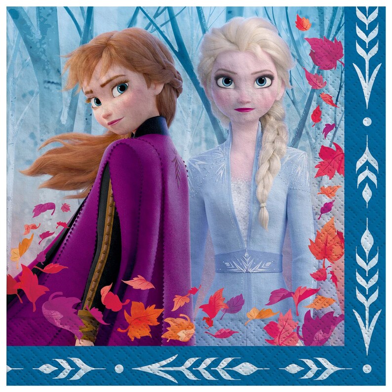 Puede incluir: Dos personajes animados, Elsa y Anna de la pel&iacute;cula Frozen, est&aacute;n de pie en un entorno de bosque. Elsa lleva un vestido azul claro con un dise&ntilde;o de copo de nieve y Anna lleva una capa morada. El fondo es un patr&oacute;n azul y blanco con hojas que caen.
