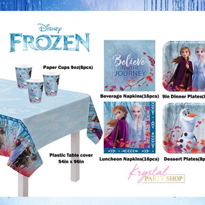 Puede incluir: Suministros para fiestas con tem&aacute;tica de Frozen que incluyen vasos de papel, servilletas, platos para cenar, platos para postres y un mantel. El mantel es azul con un patr&oacute;n de copo de nieve y presenta im&aacute;genes de Elsa, Anna y Olaf. Las servilletas presentan una cita de la pel&iacute;cula, "Cree en el viaje".
