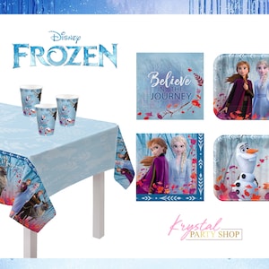 Puede incluir: Suministros para fiestas con tem&aacute;tica de Frozen que incluyen un mantel azul con borde blanco y un dise&ntilde;o de Frozen, tres vasos azules con personajes de Frozen, un plato de papel azul y blanco con Olaf, un plato de papel azul y blanco con Elsa y Anna, y una servilleta de papel azul y blanco con Elsa y Anna y el texto "Cree en el viaje".