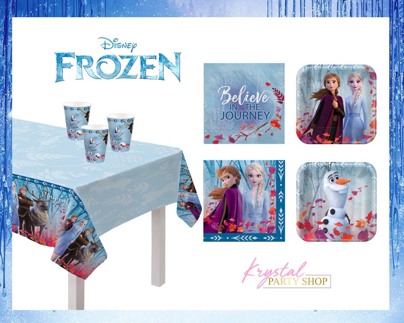 Puede incluir: Suministros para fiestas con tem&aacute;tica de Frozen que incluyen un mantel azul con borde blanco y un dise&ntilde;o de Frozen, tres vasos azules con personajes de Frozen, un plato de papel azul y blanco con Olaf, un plato de papel azul y blanco con Elsa y Anna, y una servilleta de papel azul y blanco con Elsa y Anna y el texto "Cree en el viaje".