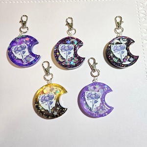 Epoxy resin moon liquid shaker charm, resin keychain with flower art
