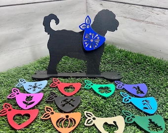 Holz Cavapoo Kantenhocker mit 12 austauschbaren Bandanas