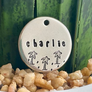 Placa para mascota con diseño de palmera estampada a mano, de níquel o latón
