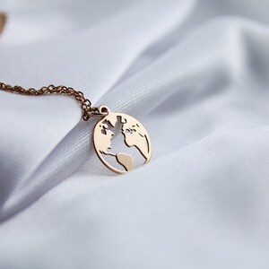Halskette mit Anhänger Weltkarte roségold, Schmuckgeschenk für beste Freundin, filigrane Halskette Edelstahl, minimalistische Kette Worldmap