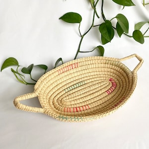 Cestino stile Boho, Vassoio da tavolino, Cestino da parete, Cestino colorato, Cestino con maniglie, Cestino ovale di vimini, Cesto di frutta, Cestini da parete