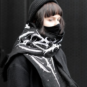 白い飾りが付いた黒いスカーフ