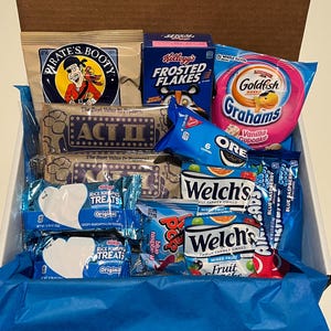 Out of the Blue Snack Box College Care Package pour lui pour elle | Boîte bleue | Bonbonnière bleue | Idées cadeaux pour anniversaire : panier à collation bleu
