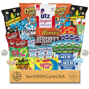 Op de afbeelding: Een cadeaupakket gevuld met een verscheidenheid aan snacks en snoep. Het assortiment omvat zakken chips, popcorn, chocoladerepen, gummies, lolly's en snoep. De doos is gemarkeerd met "SentWithCareUSA" en bevat een "Glutenvrij" label.