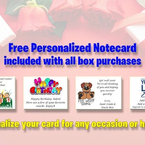 K&ouml;nnte beinhalten: Das Bild zeigt Geschenkboxen mit roten B&auml;ndern und Rosen. Es werden Beispiele f&uuml;r personalisierte Notizkarten f&uuml;r verschiedene Anl&auml;sse gezeigt. Der Text lautet: "Kostenlose personalisierte Notizkarte bei allen Boxk&auml;ufen enthalten."