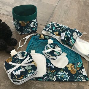 Può includere: Un set di dischetti struccanti riutilizzabili, una fascia per capelli e un piccolo cestino. Gli articoli presentano un motivo floreale verde scuro con accenti bianchi e oro. Un sacchetto a rete blu e un nastro bianco completano il set.