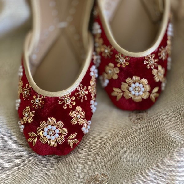 Ballerines brodées en velours rouge pour femmes, chaussures pour mariée, Khussa, Mojari, chaussures de soirée, chaussures de mariage/mariée, jutti punjabi fait main