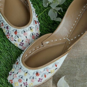 White Silk Floral Embroidered Ballet Flat Shoes, Handmade women Khussas, Bridal Flats, Khussa Jutti Mojari, Party shoes, Punjabi juttis