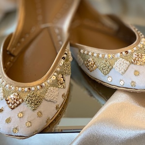 Off white/cream colored Embroidered Khussa, Ballet Flats, Handmade Khussa Jutti Mojari, Shoes for bride, Wedding/Bridal flats, Punjabi jutti