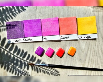 Könnte beinhalten: Fünf kleine Farbmuster in verschiedenen Schattierungen von Lila, Rosa, Orange und Gelb. Die Farbmuster sind mit "Neon Purple", "Pink", "Coral" und "Orange" beschriftet. Es gibt auch fünf kleine Farbtöpfe in den gleichen Farben.