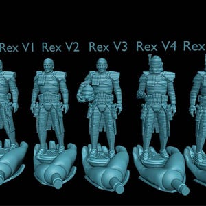 Puede incluir: Cinco figuras azules impresas en 3D de un personaje, cada una en una pose diferente, etiquetadas como Rex V1 a V5. Las figuras se alzan sobre bases con forma de mano sobre un fondo negro. Las figuras est&aacute;n detalladas con l&iacute;neas.