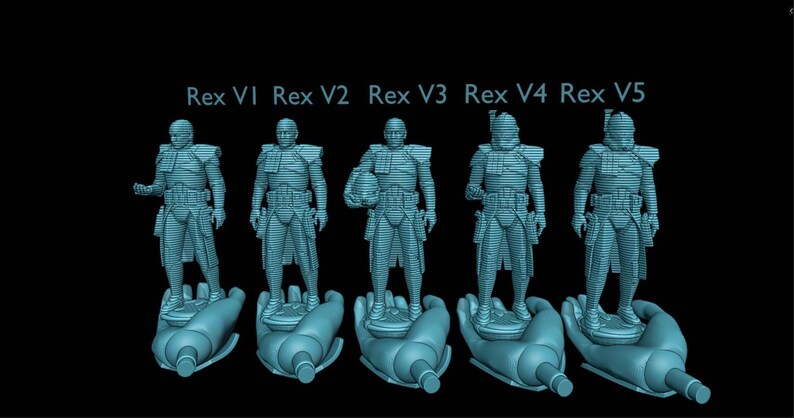 Puede incluir: Cinco figuras azules impresas en 3D de un personaje, cada una en una pose diferente, etiquetadas como Rex V1 a V5. Las figuras se alzan sobre bases con forma de mano sobre un fondo negro. Las figuras est&aacute;n detalladas con l&iacute;neas.
