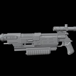 Könnte beinhalten: Ein graues, futuristisch aussehendes Blastergewehr mit Zielfernrohr, Griff und verschiedenen mechanischen Details. Die Waffe hat einen zylindrischen Lauf und einen rechteckigen Körper. Das Design deutet auf ein Science-Fiction- oder Fantasy-Thema hin.
