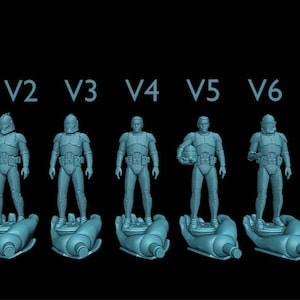 Puede incluir: Siete figuras renderizadas en 3D de un soldado futurista, cada una con un dise&ntilde;o de casco &uacute;nico, de pie sobre una base estilizada en forma de mano. Las figuras est&aacute;n etiquetadas V1 a V7, sobre un fondo negro.