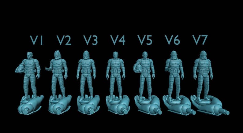 Puede incluir: Siete figuras renderizadas en 3D de un soldado futurista, cada una con un dise&ntilde;o de casco &uacute;nico, de pie sobre una base estilizada en forma de mano. Las figuras est&aacute;n etiquetadas V1 a V7, sobre un fondo negro.