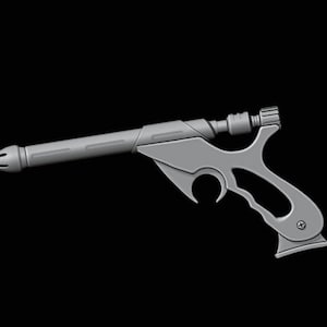 Puede incluir: Un blaster de juguete de plástico gris con un diseño futurista. El blaster tiene un cañón largo con una boquilla en el extremo y un mango con un gatillo.