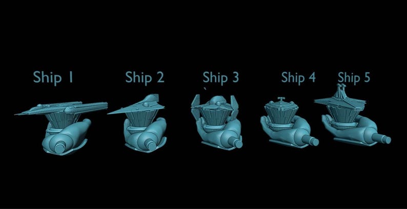 Puede incluir: Se muestran cinco modelos de naves futuristas, cada uno con un dise&ntilde;o &uacute;nico, sobre un fondo negro. Las naves est&aacute;n etiquetadas como "Ship 1" a "Ship 5". Las naves son de color azul claro y parecen modelos 3D.
