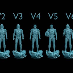 Puede incluir: Siete figuras en tonos azules de soldados con varios dise&ntilde;os de armadura, cada una de pie sobre una base estilizada. Las figuras est&aacute;n etiquetadas V1 a V7, con el texto en color azul claro. El fondo es negro.