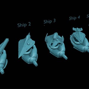 Puede incluir: Cinco modelos de naves espaciales de color azul claro se muestran sobre un fondo negro. Cada nave, etiquetada como Nave 1 a Nave 5, presenta un dise&ntilde;o &uacute;nico. Los modelos parecen estar renderizados en 3D, mostrando los detalles de las naves espaciales.