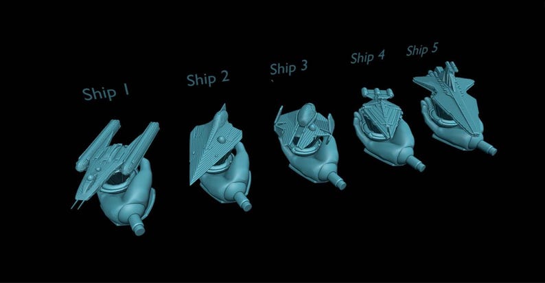 Puede incluir: Cinco modelos de naves espaciales de color azul claro se muestran sobre un fondo negro. Cada nave, etiquetada como Nave 1 a Nave 5, presenta un dise&ntilde;o &uacute;nico. Los modelos parecen estar renderizados en 3D, mostrando los detalles de las naves espaciales.