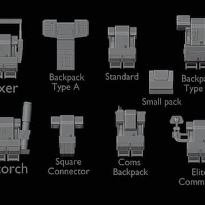 Op de afbeelding: Een set van 9 verschillende soorten rugzakken voor videogamepersonages. De rugzakken zijn grijs en hebben verschillende vormen en ontwerpen. De namen van de rugzakken staan ​​onder elk: Fixer, Backpack Type A, Standard, Klein pakket, Scorch, Vierkante connector, Coms Backpack, Elite Commando.