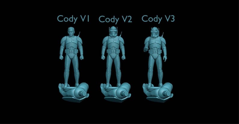 Puede incluir: Tres representaciones digitales en tonos azules de una figura con armadura, etiquetadas como "Cody V1", "Cody V2" y "Cody V3". Cada figura est&aacute; sobre una plataforma estilizada. El fondo es negro s&oacute;lido.