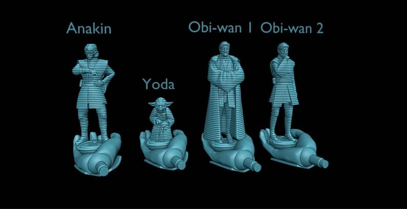 Puede incluir: Figuras impresas en 3D de los personajes de Star Wars Anakin, Yoda y dos versiones de Obi-Wan. Cada figura est&aacute; sobre una base estilizada en forma de mano. Las figuras son de color azul claro sobre un fondo negro.