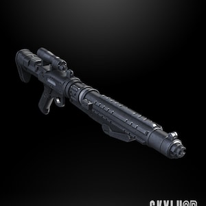 Puede incluir: Un rifle blaster Imperial Armored Commando negro, a escala 1:12, sobre un fondo negro. El rifle tiene una mira telescópica, una empuñadura y varios detalles texturizados. El texto "SKYLU3D DESIGN" está en la esquina inferior derecha.