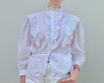 Blusa Cottagecore hecha a mano / Top de algodón blanco con ojales, mangas abullonadas y ribete de encaje