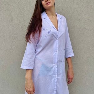 Fliederfarbenes Hemdkleid mit Stickerei/ gestreifter WoolWorth Cotton Lounge wear