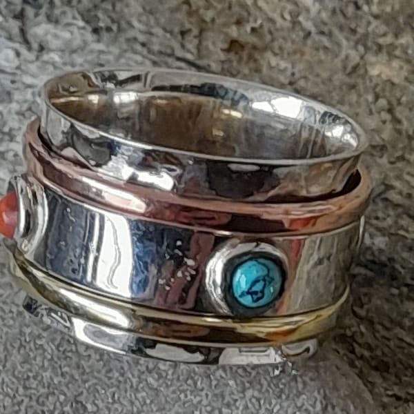 Ring aus Silber mit Türkisen und Koralle Bandring - Moviering