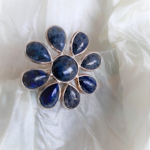 Floral silver ring with lapis lazuli