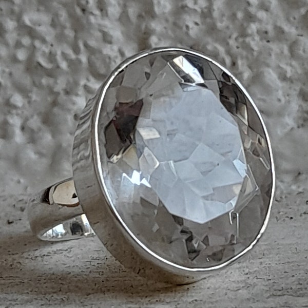 Großer Ring aus Sterling Silber mit einem geschliffenen Bergkristall Größe 64