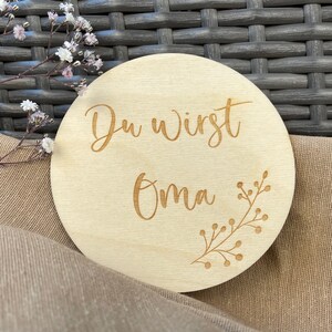 runde Meilensteinkarte aus Holz "Du wirst Oma", Holzscheibe zur Schwangerschaftsverkündung