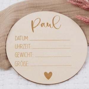 runde Meilensteinkarte aus Holz mit Name und Geburtsdaten