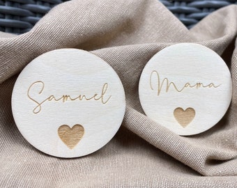 runder, personalisierter Holz-Magnet mit Name und Herz