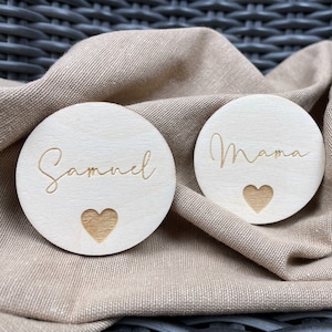 runder, personalisierter Holz-Magnet mit Name und Herz