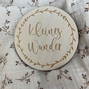 runde Meilensteinkarte aus Holz "kleines Wunder", Holzschild fürs Baby