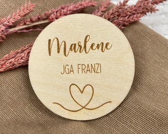 Ansteckbutton aus Holz mit Name für JGA