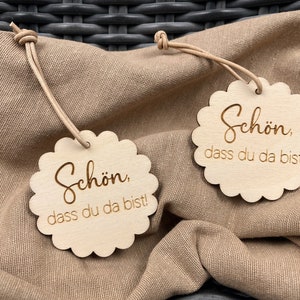 Geschenkanhänger aus Holz "Schön, dass du da bist!" für Gastgeschenke