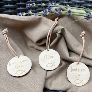 personalisierter Geschenkanhänger für Taufe oder Kommunion, Anhänger mit Name aus Holz