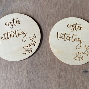 runde Meilensteinkarte aus Holz für Muttertag und Vatertag