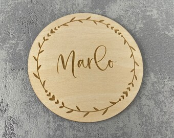 personalisierte, runde Meilensteinkarte aus Holz, Holzschild fürs Baby mit Name