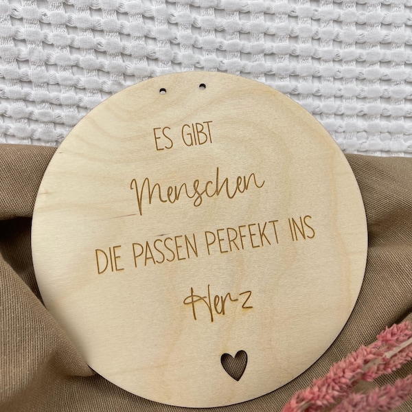 Holzschild "Es gibt Menschen, die passen perfekt ins Herz"