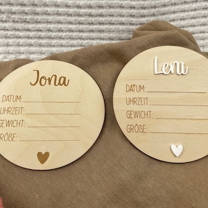 runde Meilensteinkarte aus Holz mit Name und Geburtsdaten