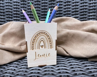 personalisierter Stiftebecher mit Name und Regenbogen, gravierter Stiftehalter aus Holz mit Wunschmotiv